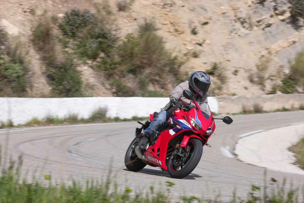 La nueva Honda CBR650R E-Clutch es una CBR como siempre, pero mejor que nunca 21 Honda CBR650R E-Clutch 2024