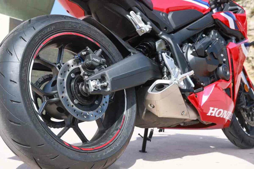 La nueva Honda CBR650R E-Clutch es una CBR como siempre, pero mejor que nunca 13 Honda CBR650R E-Clutch 2024