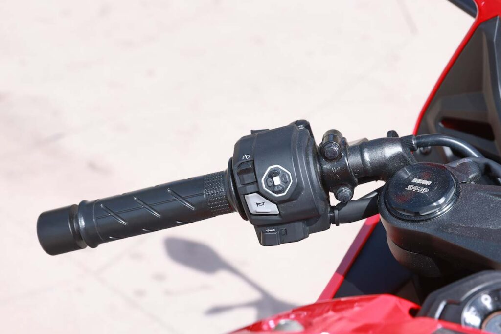 La nueva Honda CBR650R E-Clutch es una CBR como siempre, pero mejor que nunca 19 Honda CBR650R E-Clutch 2024