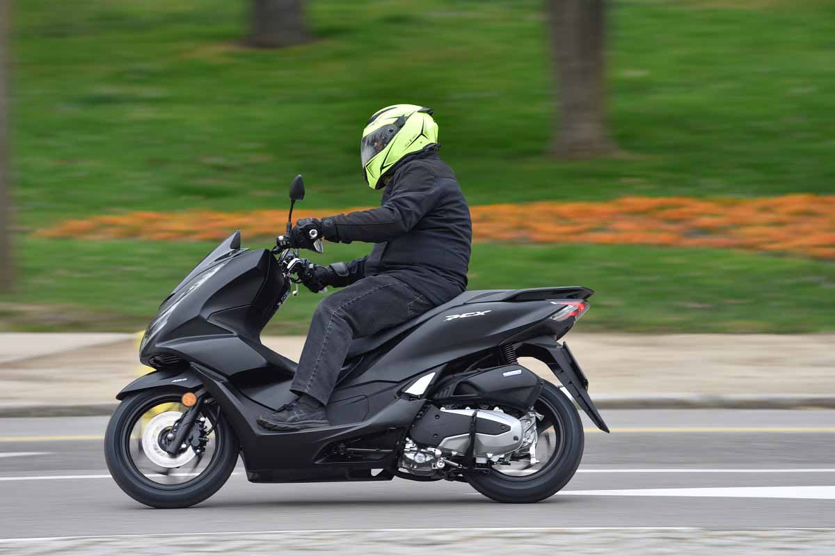 Hazte el mejor regalo para tu día a día con un scooter superventas como el Honda PCX125