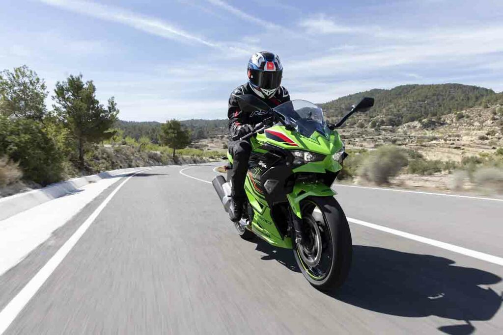 La moto deportiva para el carnet A2 que gana en WSSP300, potencia sus cualidades en versión 500 21 Prueba Kawasaki Ninja 500 2024