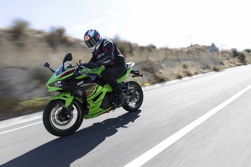 La moto deportiva para el carnet A2 que gana en WSSP300, potencia sus cualidades en versión 500 14 Prueba Kawasaki Ninja 500 2024