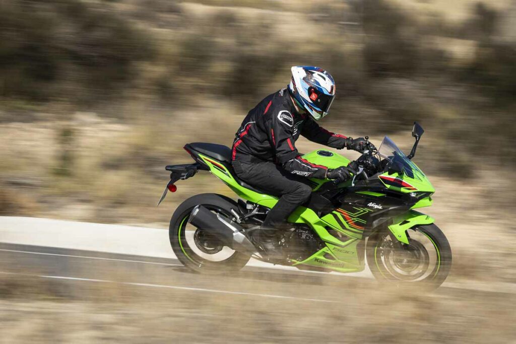 La moto deportiva para el carnet A2 que gana en WSSP300, potencia sus cualidades en versión 500 19 Prueba Kawasaki Ninja 500 2024