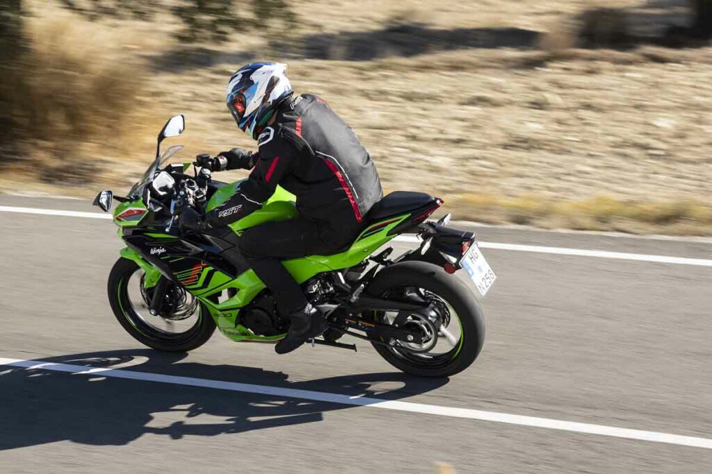 La moto deportiva para el carnet A2 que gana en WSSP300, potencia sus cualidades en versión 500 20 Prueba Kawasaki Ninja 500 2024