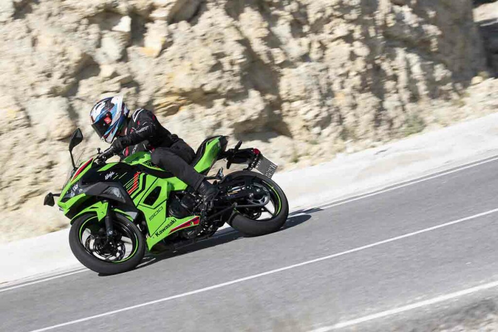 La moto deportiva para el carnet A2 que gana en WSSP300, potencia sus cualidades en versión 500 22 Prueba Kawasaki Ninja 500 2024