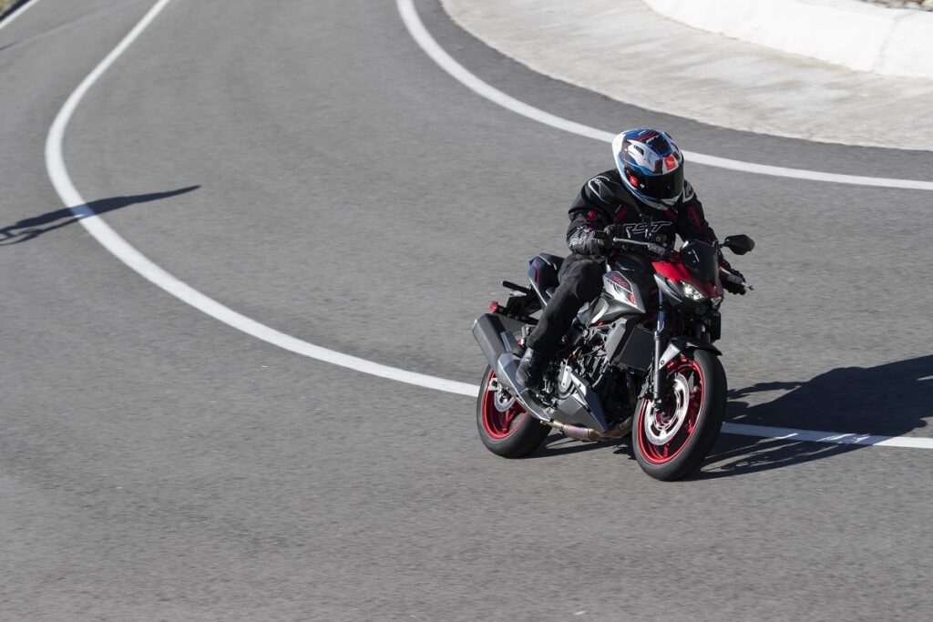 La Kawasaki naked para el carnet A2 versátil y divertida para conducir con manillar alto, ahora más aprovechable 21 Kawasaki Z500 2024