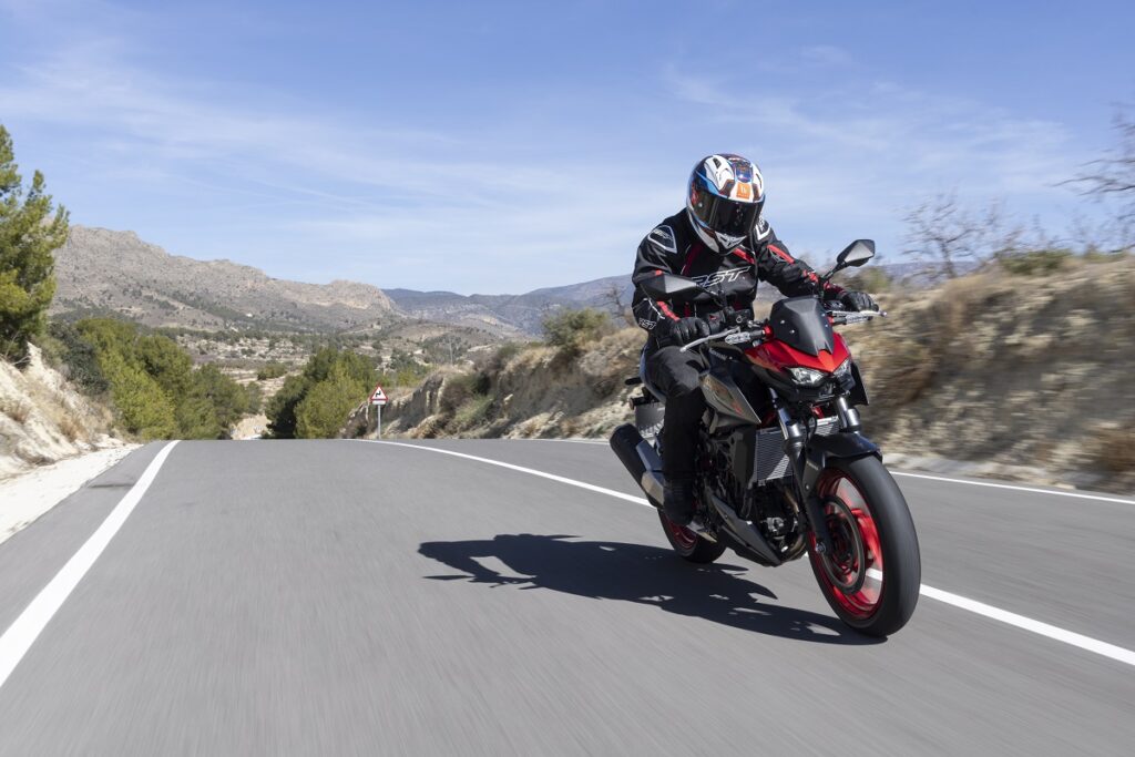 La Kawasaki naked para el carnet A2 versátil y divertida para conducir con manillar alto, ahora más aprovechable 19 Kawasaki Z500 2024