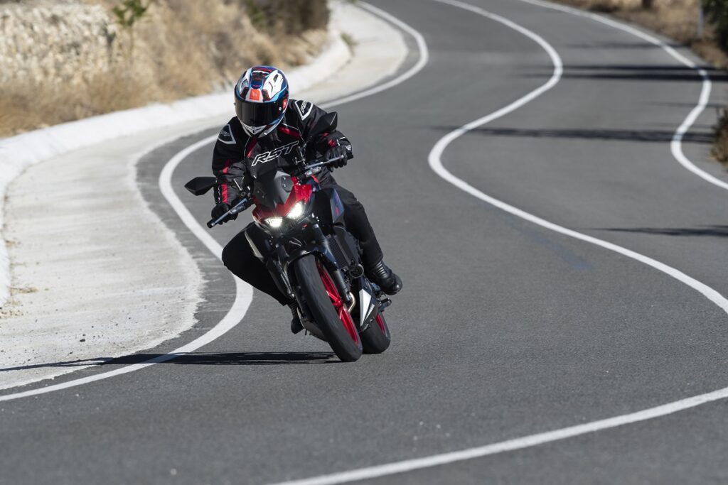 La Kawasaki naked para el carnet A2 versátil y divertida para conducir con manillar alto, ahora más aprovechable 20 Kawasaki Z500 2024
