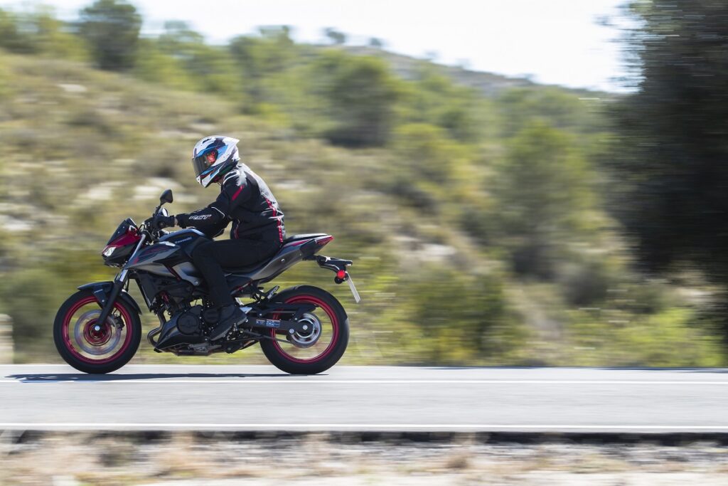 La Kawasaki naked para el carnet A2 versátil y divertida para conducir con manillar alto, ahora más aprovechable 22 Kawasaki Z500 2024