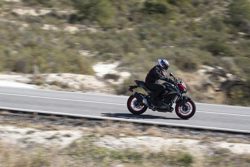 La Kawasaki naked para el carnet A2 versátil y divertida para conducir con manillar alto, ahora más aprovechable 16 Kawasaki Z500 2024