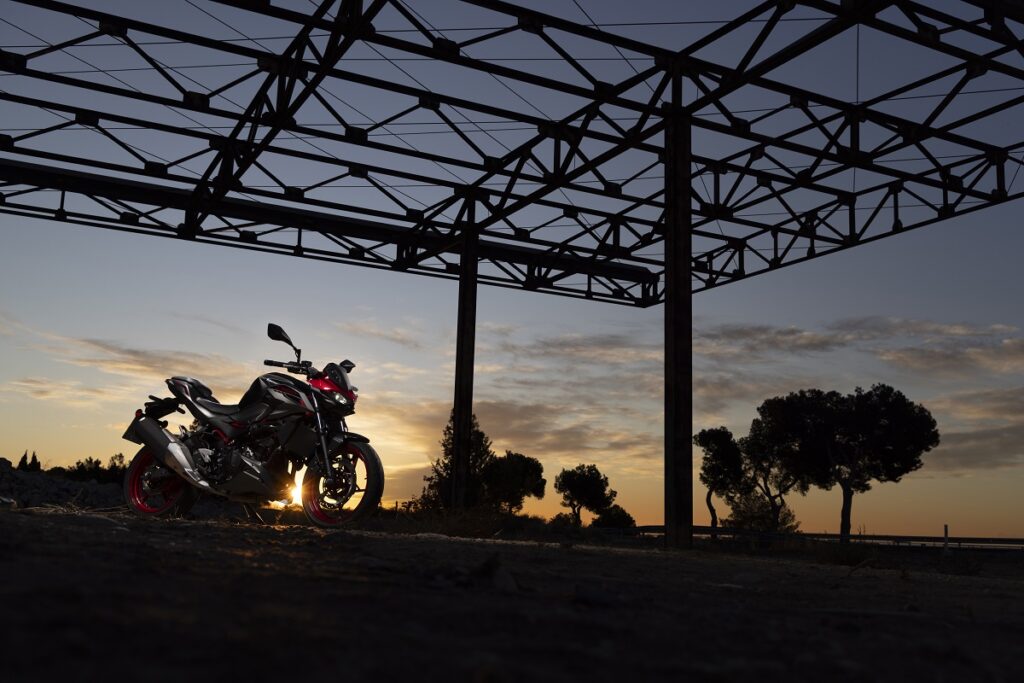 La Kawasaki naked para el carnet A2 versátil y divertida para conducir con manillar alto, ahora más aprovechable 14 Kawasaki Z500 2024
