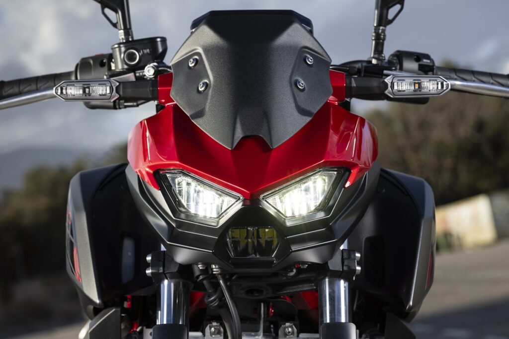 La Kawasaki naked para el carnet A2 versátil y divertida para conducir con manillar alto, ahora más aprovechable 12 Kawasaki Z500 2024