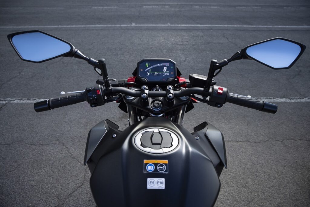 La Kawasaki naked para el carnet A2 versátil y divertida para conducir con manillar alto, ahora más aprovechable 15 Kawasaki Z500 2024