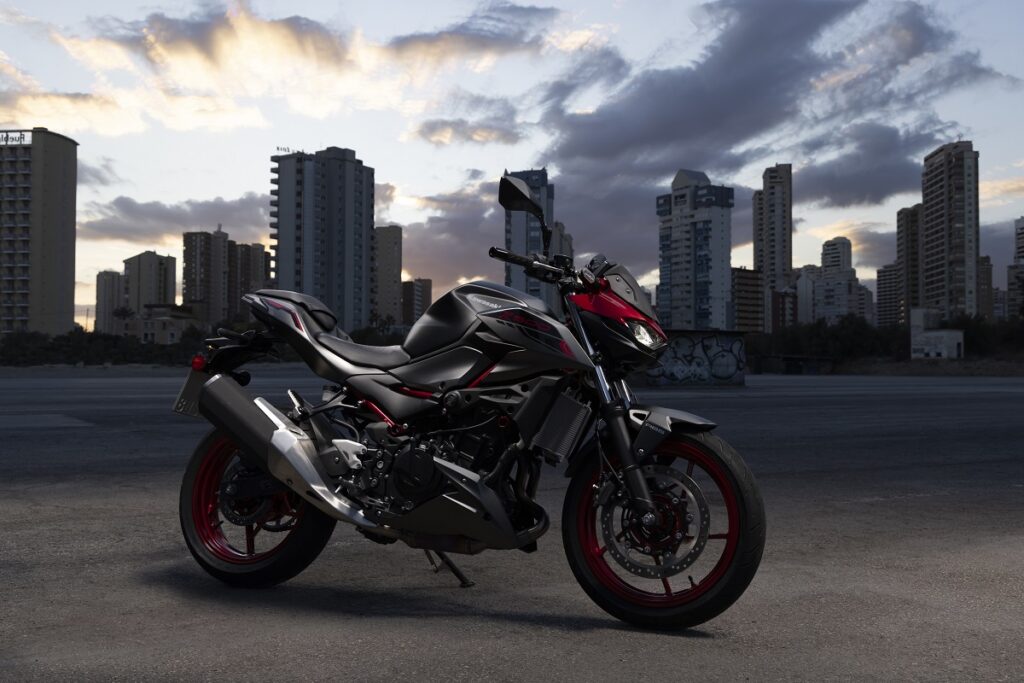 La Kawasaki naked para el carnet A2 versátil y divertida para conducir con manillar alto, ahora más aprovechable 11 Kawasaki Z500 2024