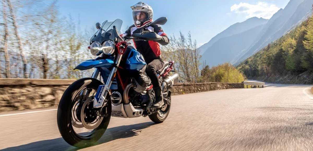 Moto Guzzi V85 TT Evocative Graphics, acción 2023