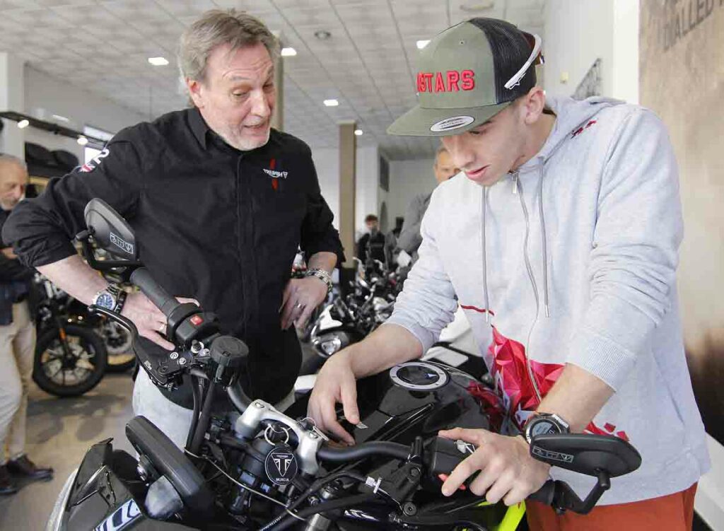 Pedro Acosta se muestra encantado con su nueva moto... de calle, una Triumph Street Triple 765 RS 4 Pedro Acosta y su Triumph Speed Triple 765 RS