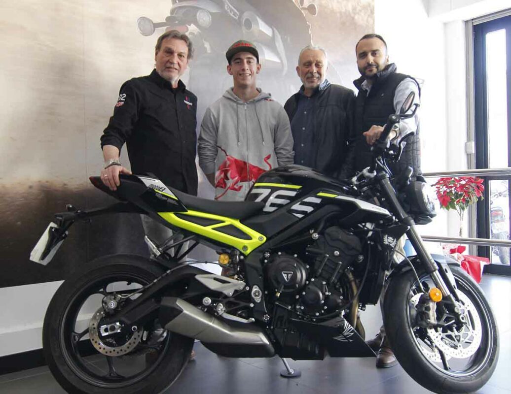 Pedro Acosta se muestra encantado con su nueva moto… de calle, una Triumph Street Triple 765 RS