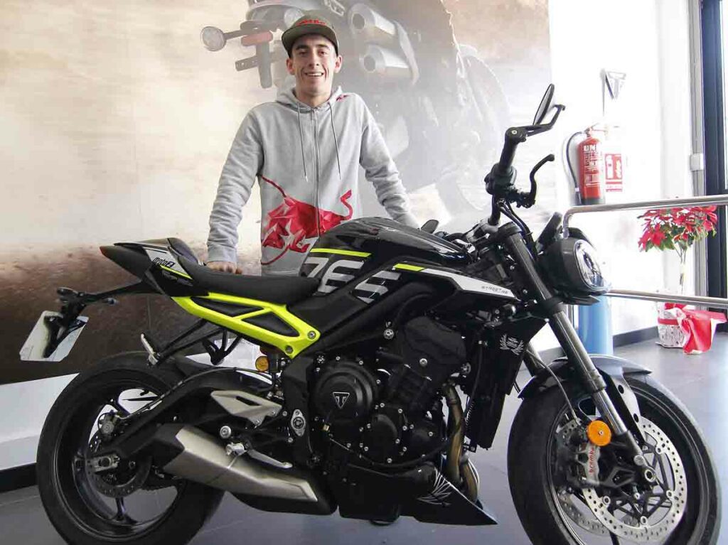 Pedro Acosta se muestra encantado con su nueva moto... de calle, una Triumph Street Triple 765 RS 3 Pedro Acosta y su Triumph Speed Triple 765 RS