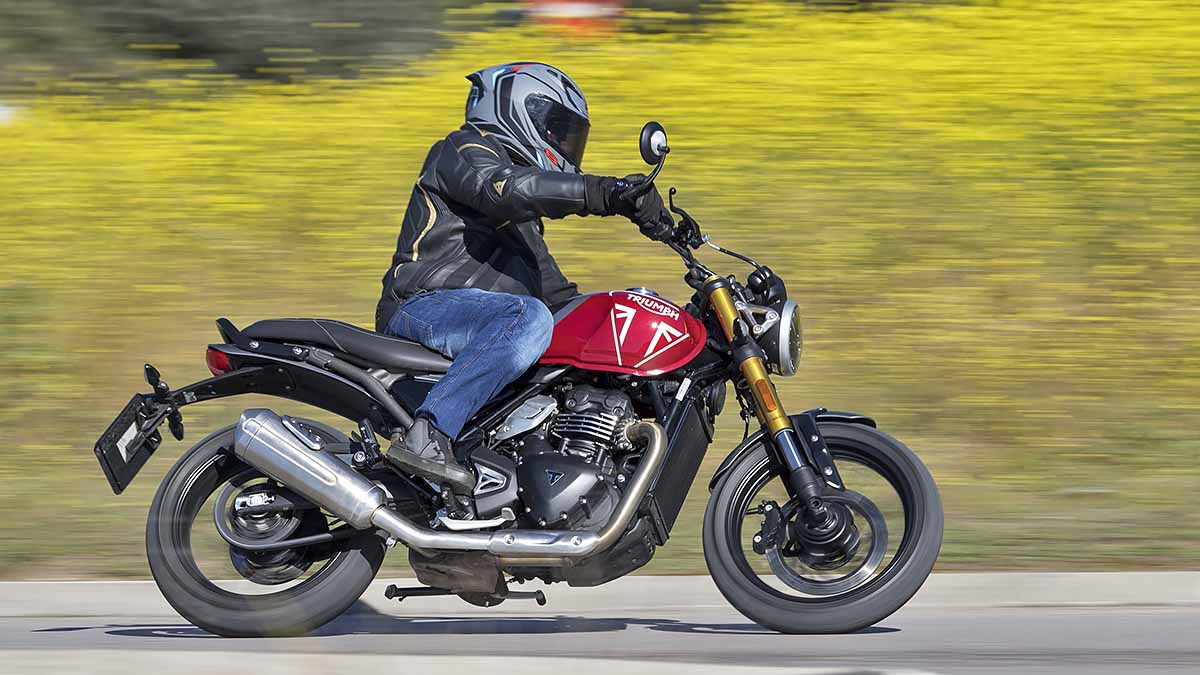 La moto naked Triumph Speed 400 se muestra como una opción diferente para el carnet A2