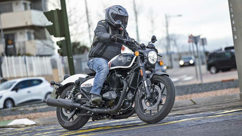 La segunda moto custom moderna de una marca con 123 años y que convence en la carretera 17 Royal Enfield Shotgun 650 13