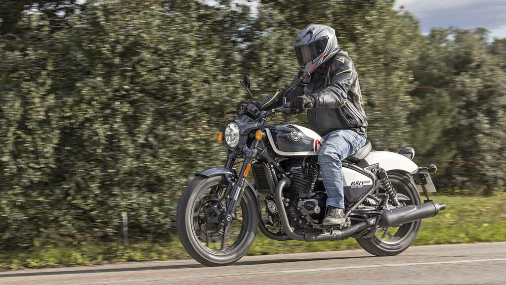 La segunda moto custom moderna de una marca con 123 años y que convence en la carretera 18 Royal Enfield Shotgun 650 3