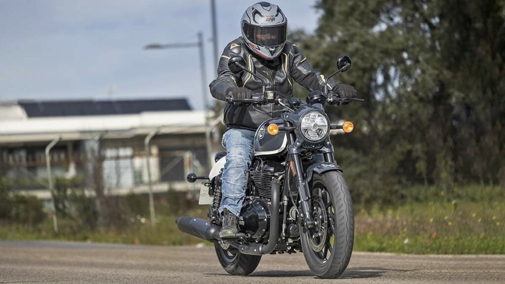 La segunda moto custom moderna de una marca con 123 años y que convence en la carretera 15 Royal Enfield Shotgun 650 4