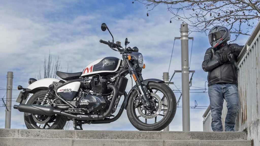 La segunda moto custom moderna de una marca con 123 años y que convence en la carretera 21 Royal Enfield Shotgun 650 7