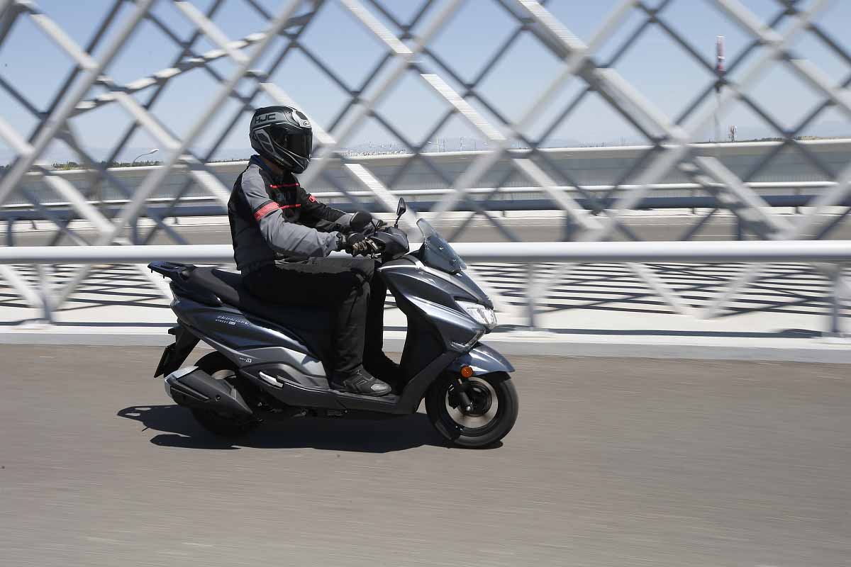 Tiene calidad japonesa, gasta 1,9 L/100 km y brilla en ciudad: el scooter 125 Suzuki es perfecto para el carnet B