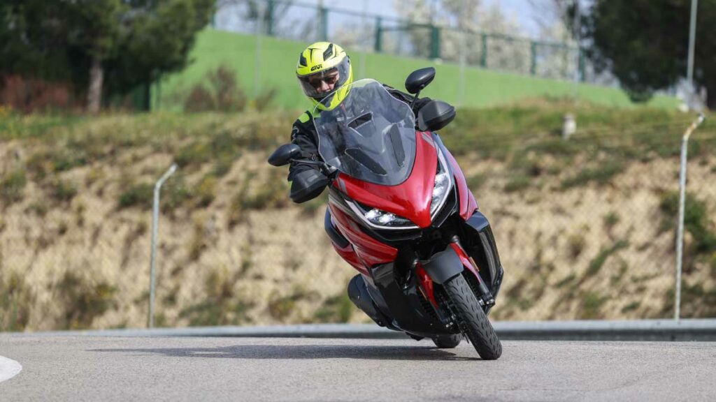 Zontes va a por todas con el E 125, su nuevo scooter GT para carnet B 21 Zontes E 125 2024