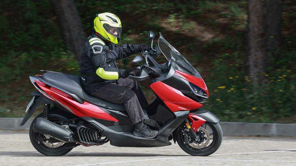 Zontes va a por todas con el E 125, su nuevo scooter GT para carnet B 20 Zontes E 125 2024