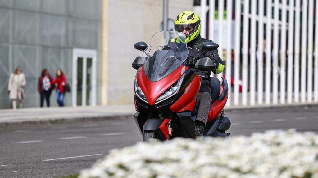 Zontes va a por todas con el E 125, su nuevo scooter GT para carnet B 19 Zontes E 125 2024