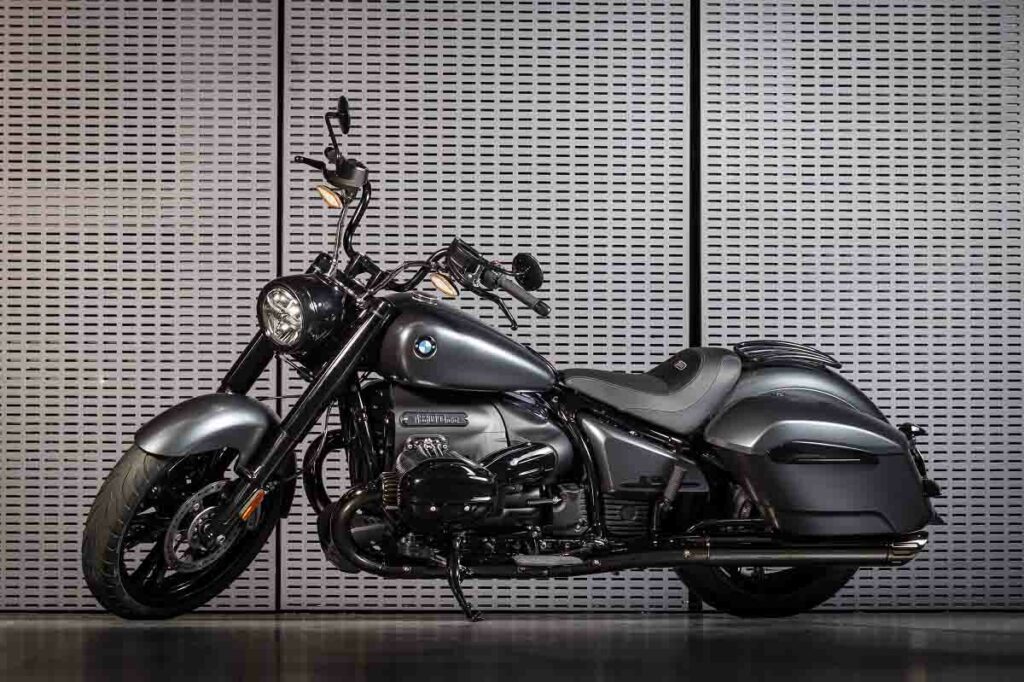 5 motos custom espectaculares que puedes conducir con el carnet A2 9 BMW R 18 Roctane