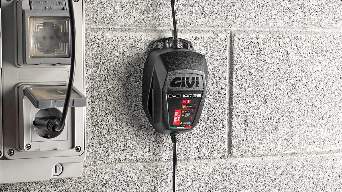 Ten tu moto siempre cargada con GIVI 1 Cargador baterías GIVI