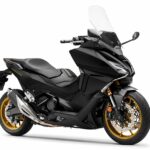 Honda Forza 750, negro