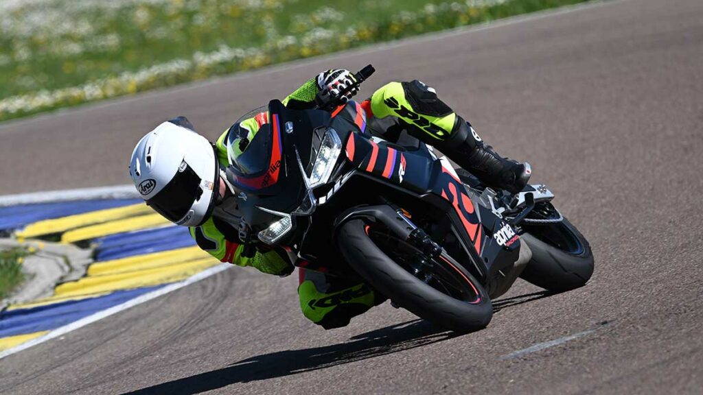 Probamos la nueva Aprilia RS 457 en circuito: el ADN de Noale para la media cilindrada 16 Prueba Aprilia RS 457