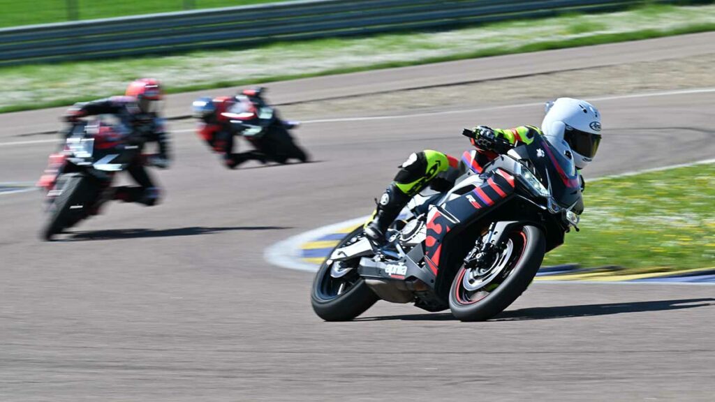 Probamos la nueva Aprilia RS 457 en circuito: el ADN de Noale para la media cilindrada 17 prueba aprilia rs 457 2024 23