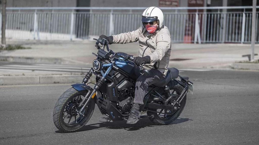 Zontes presenta su primera custom 125 para carnet B de coche y sorprende 13 Prueba Zontes C125 2024