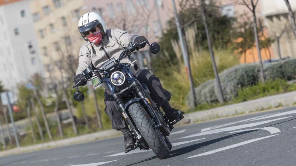 Zontes presenta su primera custom 125 para carnet B de coche y sorprende 21 Prueba Zontes C125 2024