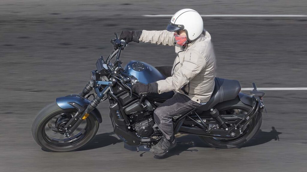 ¿Tienes carnet B de coche y te gustan las motos custom? Esta Zontes es nueva y está en promoción 11 Prueba Zontes C125 2024