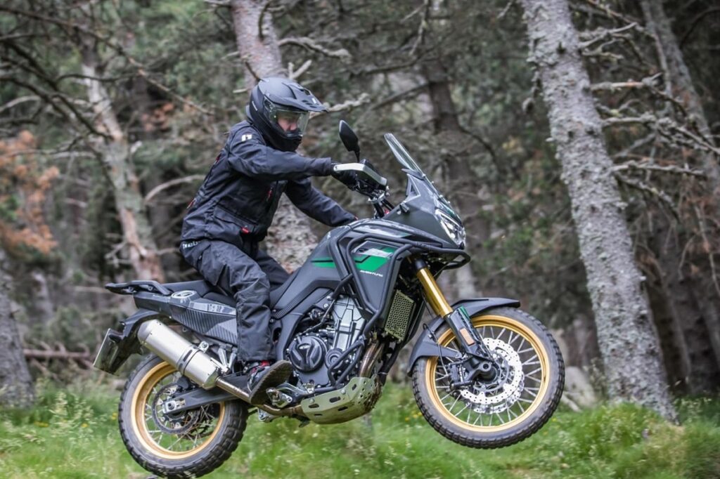 La moto trail española para el carnet A2 con autonomía de 1.000 km, sorprende con una promoción de lanzamiento 12 Rieju Aventura 500
