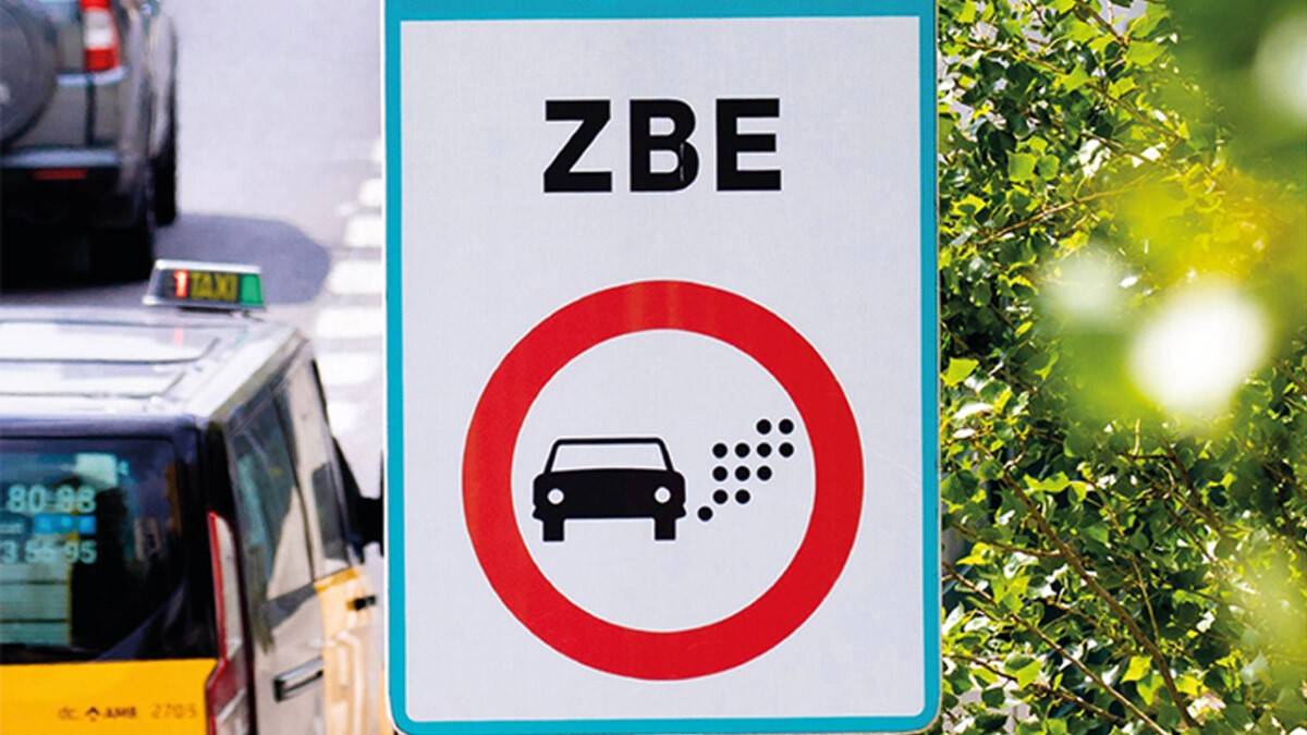R120: No conocer esta nueva señal de tráfico de la DGT puede suponerte 200 euros de multa 8 senal de trafico r120 Zonas de Bajas Emisiones
