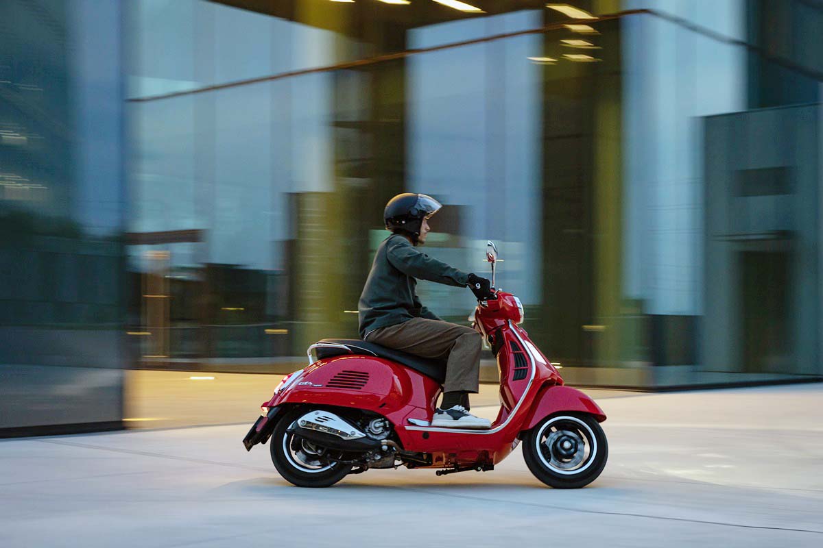 Fotos de scooters Vespa en promoción 8 Vespa GTS acción