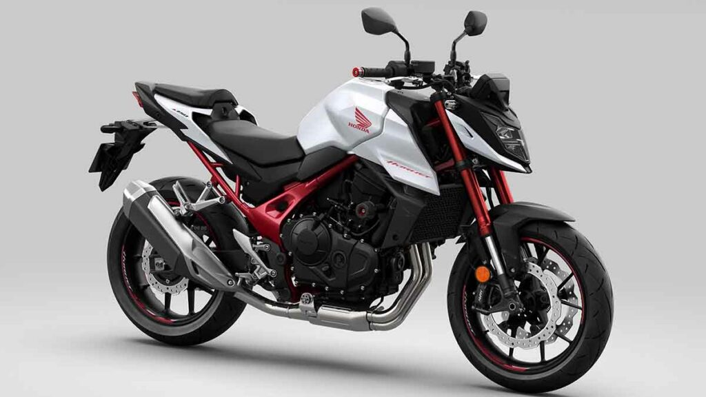 Estas 5 motos para el carnet A2 tienen descuentos de los buenos: podrás ahorrar hasta 1.000 euros 11 Honda CB750 Hornet