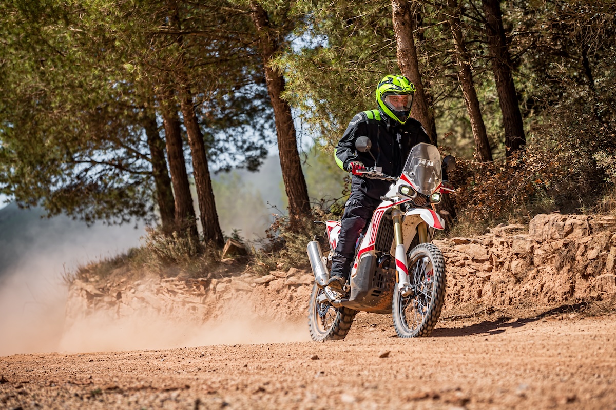 Este el el precio y las motos trail rivales de la Kove 450 Rally