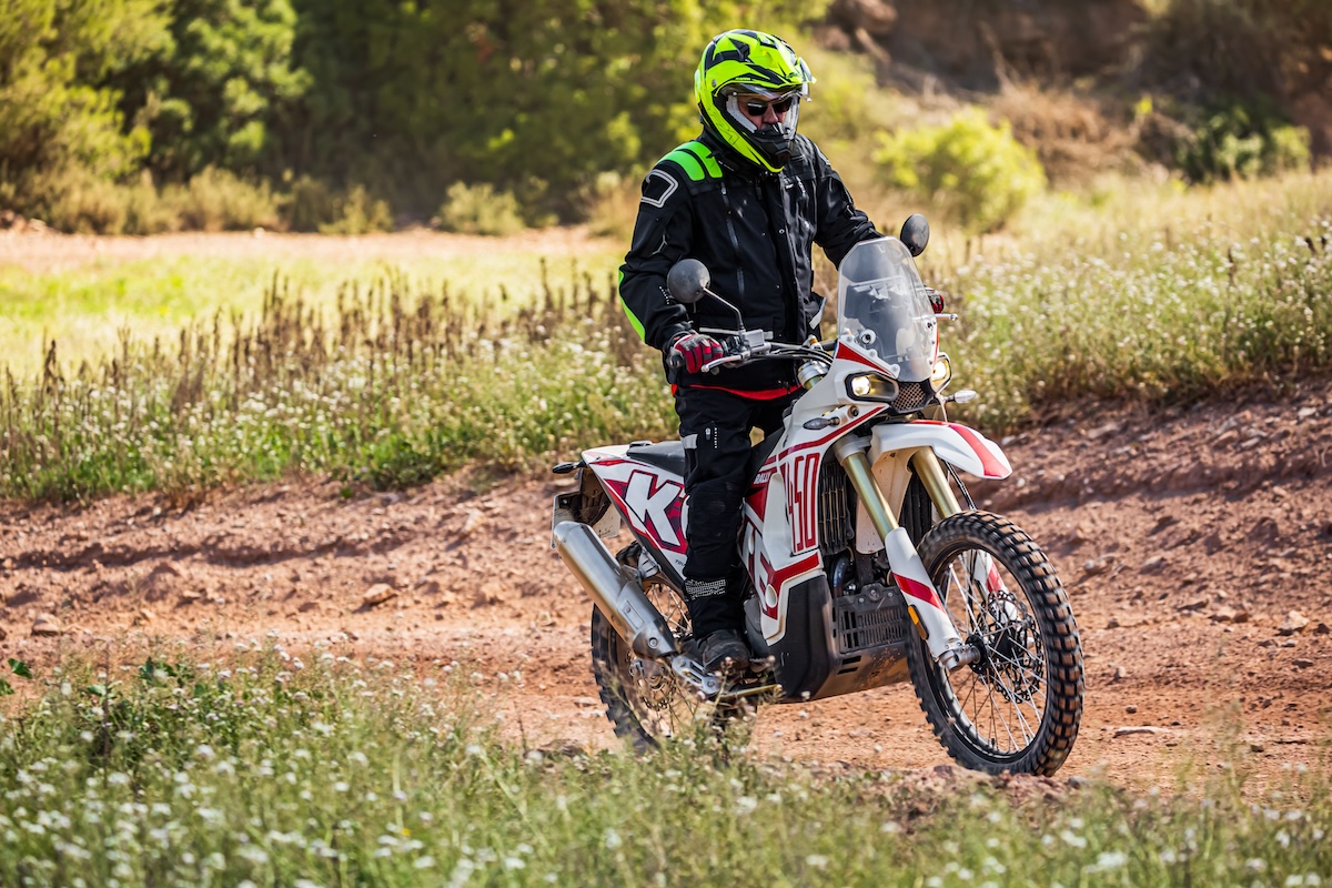 La Kove 450 Rally es una forma distinta de entender la moto trail