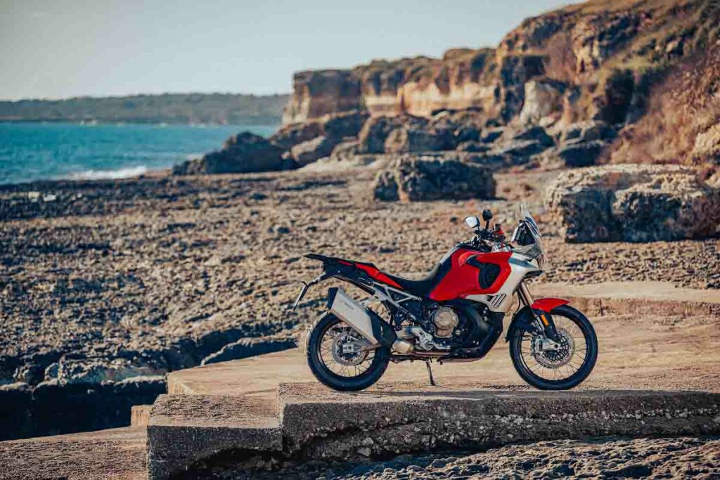 La nueva trail italiana de MV Agusta demuestra que el amor a primera vista es posible 12 MV AGUSTA ENDURO VELOCE 2024 1 1