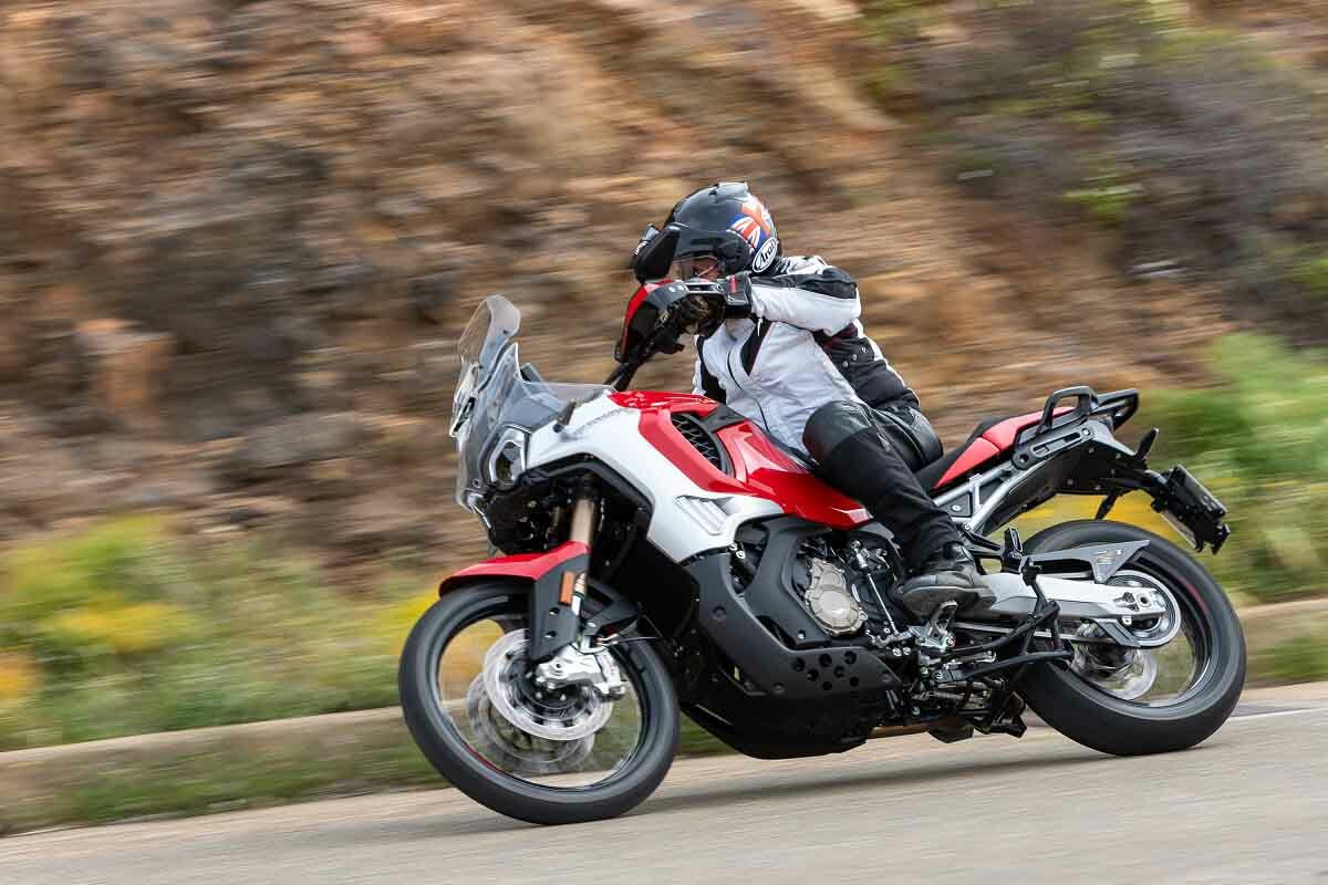 Fotos de la prueba de la MV Agusta Enduro Veloce 2024 1 La nueva trail italiana de MV Agusta demuestra que el amor a primera vista es posible