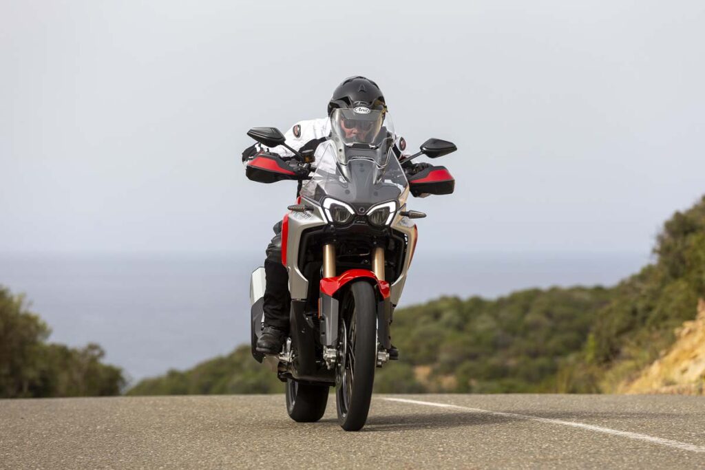La nueva trail italiana de MV Agusta demuestra que el amor a primera vista es posible 19 MV AGUSTA ENDURO VELOCE 2024 2 1