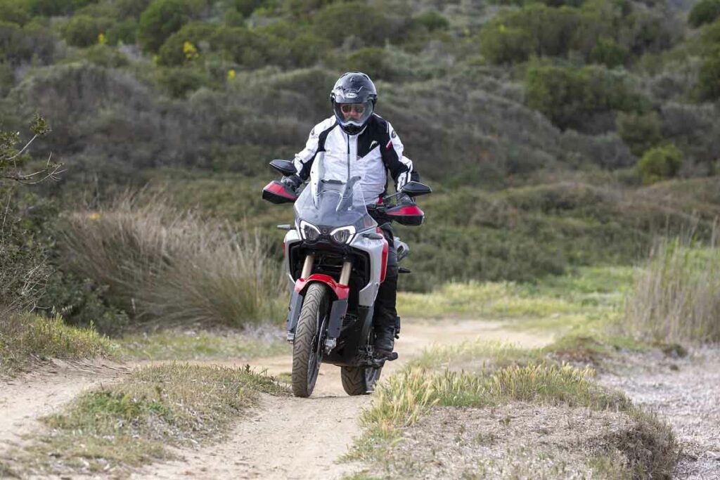 La nueva trail italiana de MV Agusta demuestra que el amor a primera vista es posible 17 MV AGUSTA ENDURO VELOCE 2024 5 1