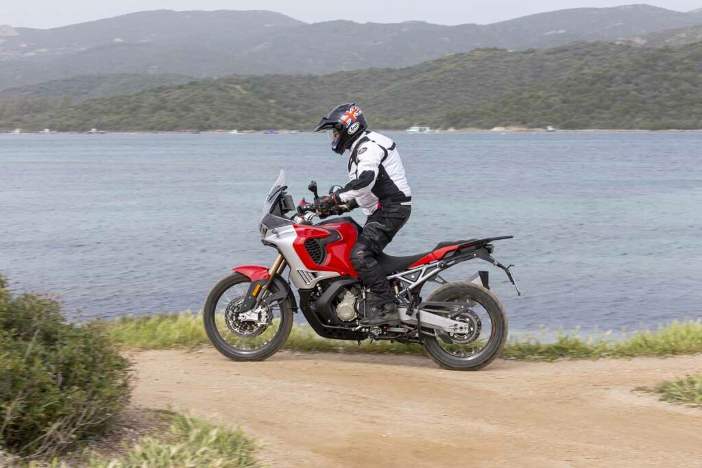 La nueva trail italiana de MV Agusta demuestra que el amor a primera vista es posible 11 MV AGUSTA ENDURO VELOCE 2024 6 1